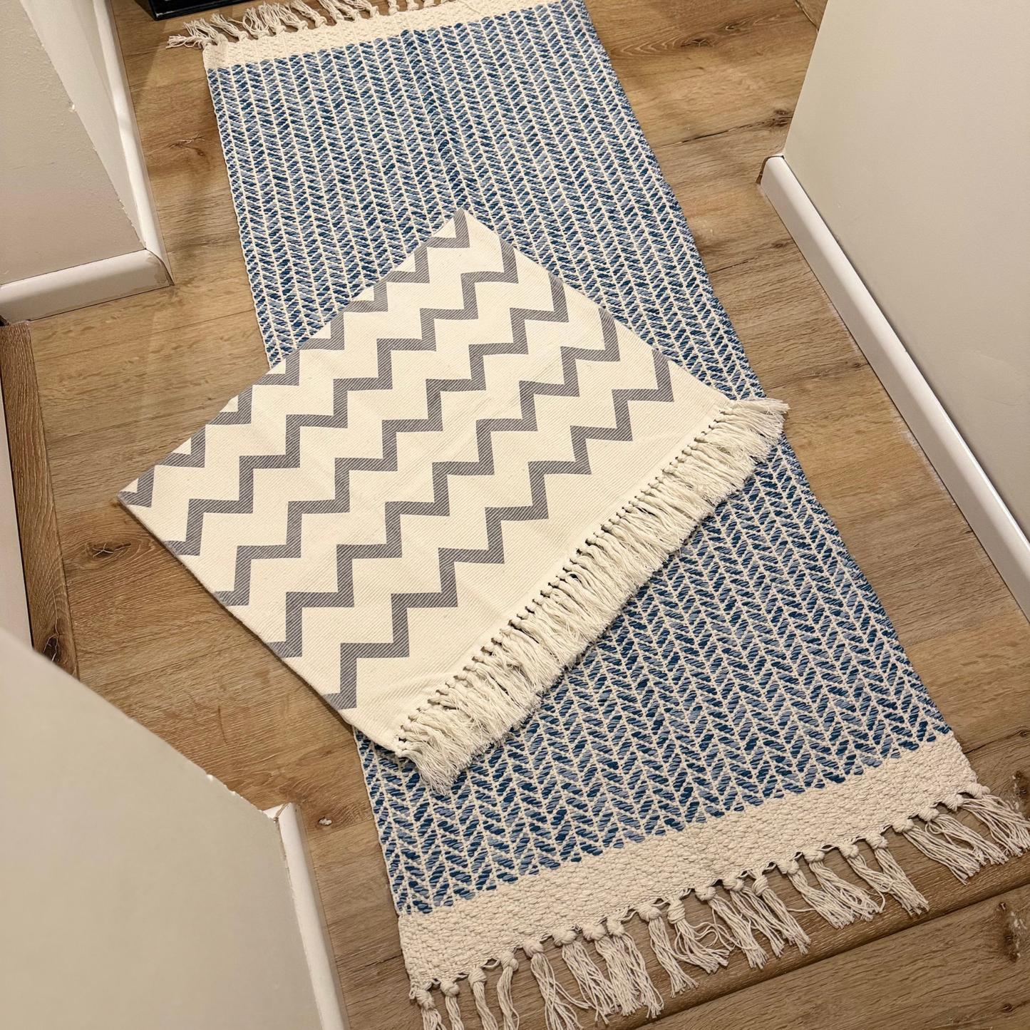 Pack Calma | Afombra tejida con detalles en azul + alfombra chevron celeste