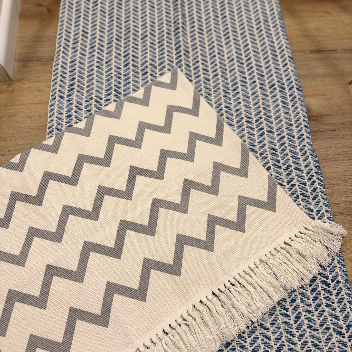 Pack Calma | Afombra tejida con detalles en azul + alfombra chevron celeste
