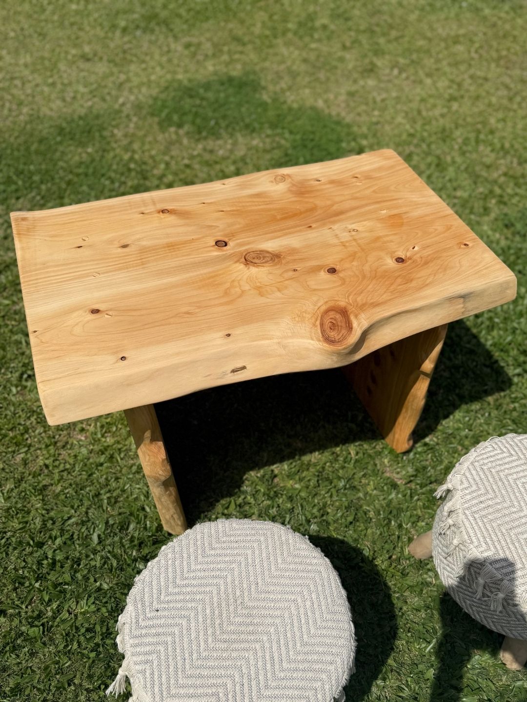Mesa ratona de ciprés