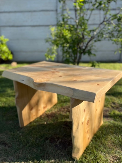 Mesa ratona de ciprés